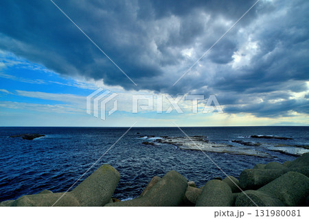 江ノ島 湘南大堤防から観た嵐の前の相模湾 乱層雲 江ノ島 湘南大堤防から観た嵐の前の相模湾 乱層雲 131980081
