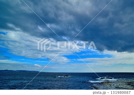 江ノ島　湘南大堤防から観た嵐の前の相模湾　乱層雲 131980087