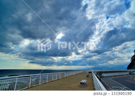 江ノ島　湘南大堤防から観た嵐の前の相模湾　乱層雲 131980190