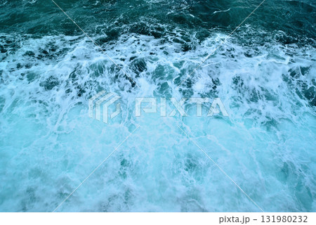 江ノ島　湘南大堤防　岩場に打ち付ける白波の風景 131980232