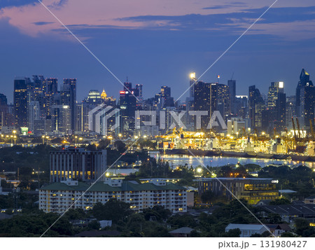 タイ・バンコク高層ビル群とチャオプラヤー川沿い工場地帯 / Bangkok. Thailand タイ・バンコク高層ビル群とチャオプラヤー川沿い工場地帯 / Bangkok. Thailand 131980427