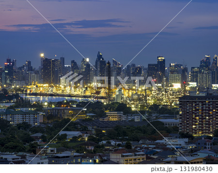 タイ・バンコク高層ビル群とチャオプラヤー川沿い工場地帯 夜景 / Bangkok. Thailand 131980430