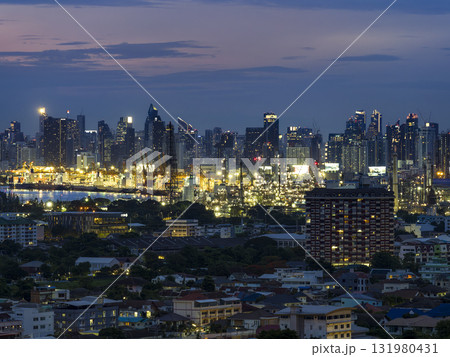 タイ・バンコク高層ビル群とチャオプラヤー川沿い工場地帯 夜景 / Bangkok. Thailand タイ・バンコク高層ビル群とチャオプラヤー川沿い工場地帯 夜景 / Bangkok. Thailand 131980431