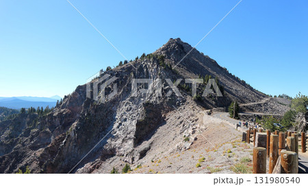 オレゴン州南部にあるクレーターレイク国立公園のクレーターレイク オレゴン州南部にあるクレーターレイク国立公園のクレーターレイク 131980540