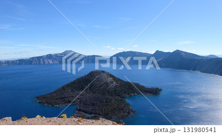 オレゴン州南部にあるクレーターレイク国立公園のクレーターレイク オレゴン州南部にあるクレーターレイク国立公園のクレーターレイク 131980541