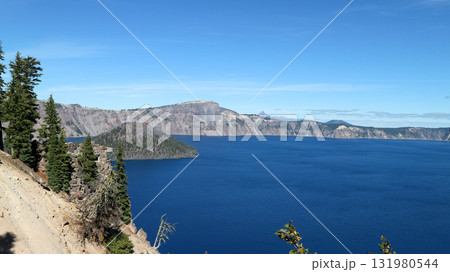 オレゴン州南部にあるクレーターレイク国立公園のクレーターレイク オレゴン州南部にあるクレーターレイク国立公園のクレーターレイク 131980544