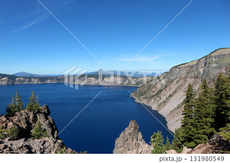 オレゴン州南部にあるクレーターレイク国立公園のクレーターレイク オレゴン州南部にあるクレーターレイク国立公園のクレーターレイク 131980549