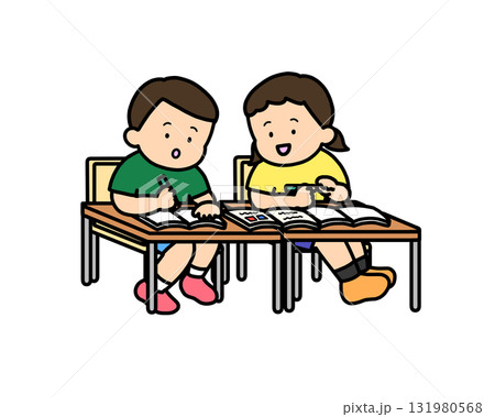 教科書を見る隣とペア アジア人ペア 教科書を見る隣とペア アジア人ペア 131980568