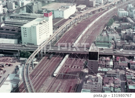 【1975年8月撮影】世界貿易センタービルからの俯瞰、0系新幹線と首都高速道路が交錯する東京の動脈 【1975年8月撮影】世界貿易センタービルからの俯瞰、0系新幹線と首都高速道路が交錯する東京の動脈 131980767
