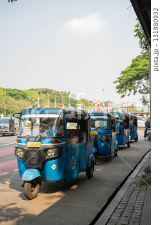 インドネシアの首都ジャカルタの街を走るバジャイ（Bajaj） 131980932