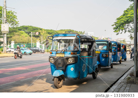インドネシアの首都ジャカルタの街を走るバジャイ(Bajaj) インドネシアの首都ジャカルタの街を走るバジャイ(Bajaj) 131980933