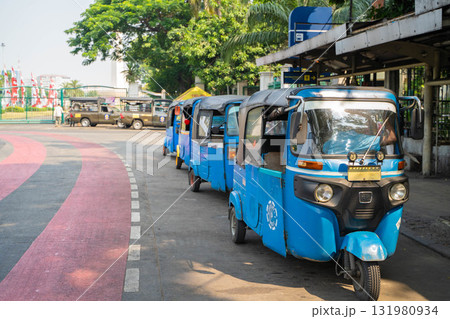 インドネシアの首都ジャカルタの街を走るバジャイ(Bajaj) インドネシアの首都ジャカルタの街を走るバジャイ(Bajaj) 131980934