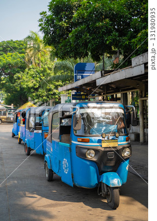 インドネシアの首都ジャカルタの街を走るバジャイ(Bajaj) インドネシアの首都ジャカルタの街を走るバジャイ(Bajaj) 131980935