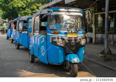 インドネシアの首都ジャカルタの街を走るバジャイ（Bajaj） 131980936