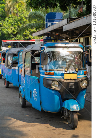 インドネシアの首都ジャカルタの街を走るバジャイ(Bajaj) インドネシアの首都ジャカルタの街を走るバジャイ(Bajaj) 131980937