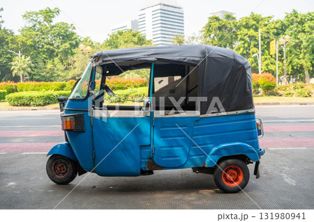 インドネシアの首都ジャカルタの街を走るバジャイ(Bajaj) インドネシアの首都ジャカルタの街を走るバジャイ(Bajaj) 131980941