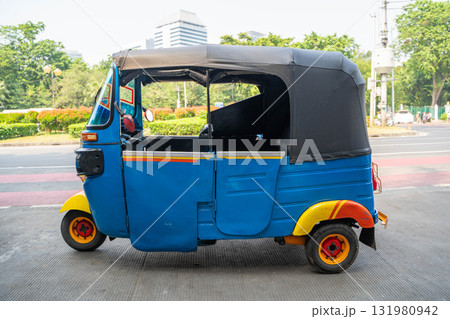 インドネシアの首都ジャカルタの街を走るバジャイ(Bajaj) インドネシアの首都ジャカルタの街を走るバジャイ(Bajaj) 131980942
