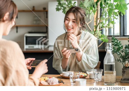 カフェ巡りで料理をスマホで撮影する女性 131980971