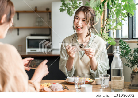 カフェ巡りで料理をスマホで撮影する女性 カフェ巡りで料理をスマホで撮影する女性 131980972
