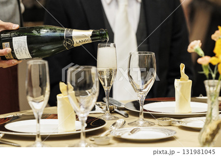 結婚式のテーブルに置かれたグラス 131981045