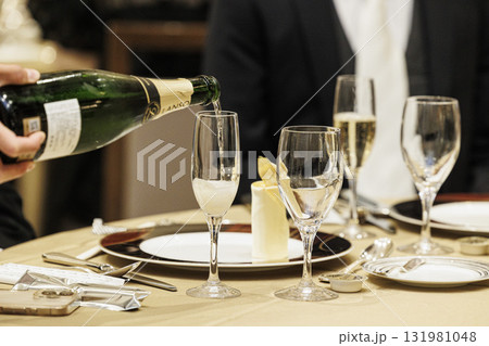 フォーマルな飲食店でシャンパンを注ぐイメージ画像 131981048