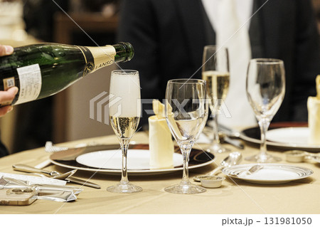 フォーマルな飲食店でシャンパンを注ぐイメージ画像 フォーマルな飲食店でシャンパンを注ぐイメージ画像 131981050