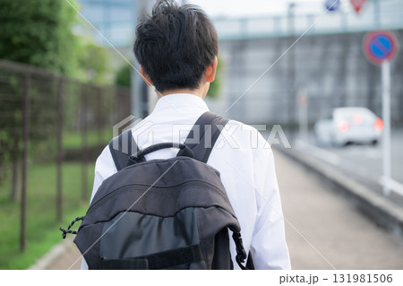 通学をする中学生や高校生のリュックの後ろ姿歩く顔無し 131981506