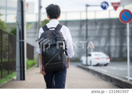 通学をする中学生や高校生のリュックの後ろ姿歩く顔無し 131981507