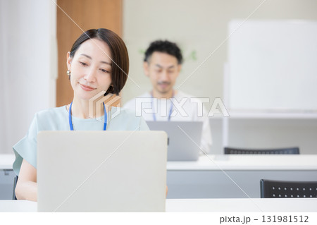 社内でデスクワークする女性 フリーアドレスのイメージ 社内でデスクワークする女性 フリーアドレスのイメージ 131981512