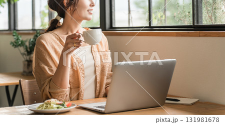 カフェでランチしながらテレワークをする女性の 131981678