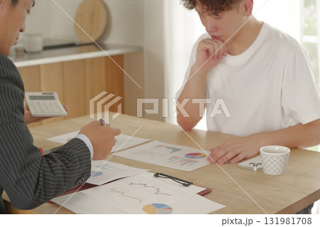 保険や資産運用について相談する男性 131981708
