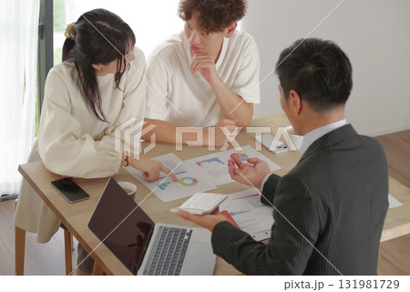 保険や資産運用の相談をするカップル 131981729