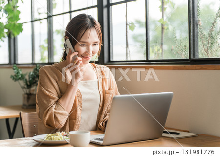 カフェでテレワーク・ノマドワークする若いアジア人女性 131981776