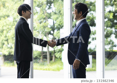 握手をするビジネスマン 131982346