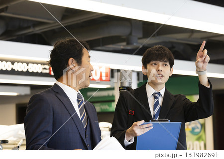 現場をチェックするビジネスマン 131982691