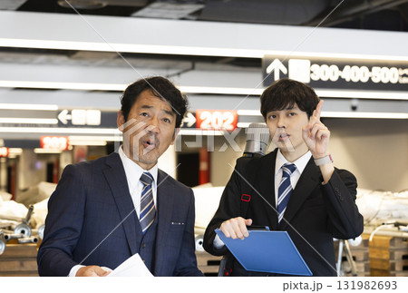 現場をチェックするビジネスマン 131982693