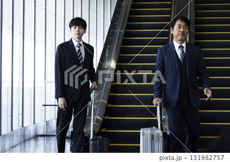 エスカレーターに乗るビジネスマン 131982757