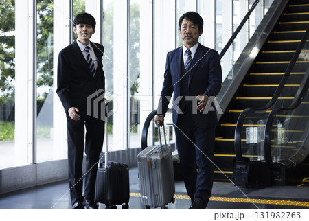 エスカレーターに乗るビジネスマン 131982763