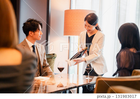 ホテルラウンジでくつろぐ人々 131983017