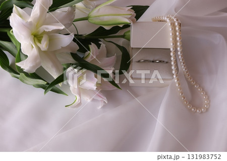 ブライダルイメージの白い百合 131983752