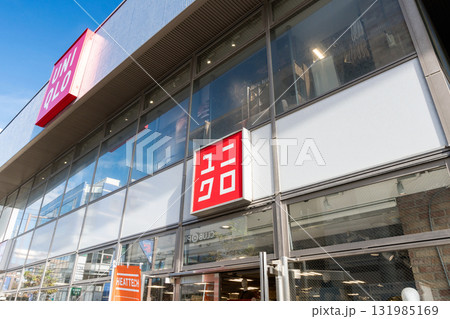 ユニクロ仙川店の外観　秋晴れの青空　東京都調布市仙川町 131985169