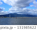 琵琶湖ごしに見る比叡山と上にかかる大きな雲 131985622