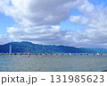 琵琶湖ごしに見る比叡山と上にかかる大きな雲 131985623