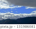 山の上の青空と厚い雲 131986081