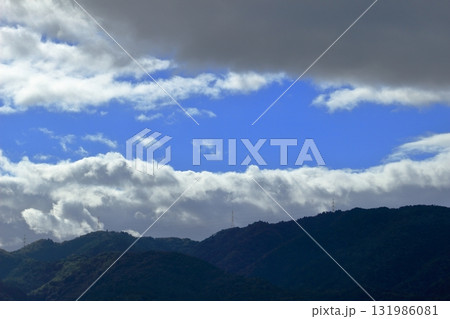 山の上の青空と厚い雲 山の上の青空と厚い雲 131986081