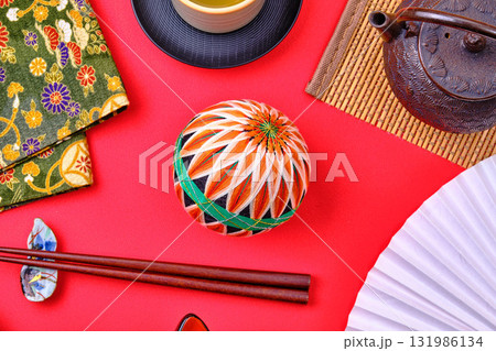 赤背景の上の日本のアイテム 131986134