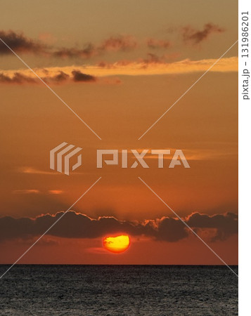 海に沈む夕日 131986201