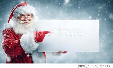 雪の中で白いボードを持つサンタクロース。クリスマスの広告やメッセージ用イメージ 131986735