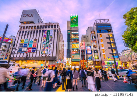 日本の東京都市景観10月。インバウンド続く…外国人観光客らで賑わう上野駅前。奥は上野御徒町中央通り 日本の東京都市景観10月。インバウンド続く…外国人観光客らで賑わう上野駅前。奥は上野御徒町中央通り 131987142