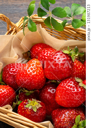 新鮮な完熟いちごのバスケット 131987213